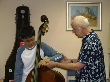 美國國際低音大提琴大師Paul Ellison指導本中心學員