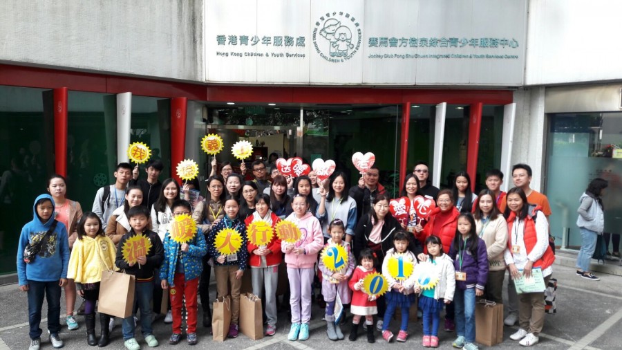 本公司職員 Jenny Chan代表本公司參與香港青少年服務處舉辦的「溫暖大行動 2016」長者關懷義工服務