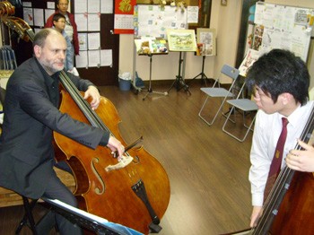 法國巴黎音樂學院低音大提琴大師  Thierry Barb'e指導本中心學員